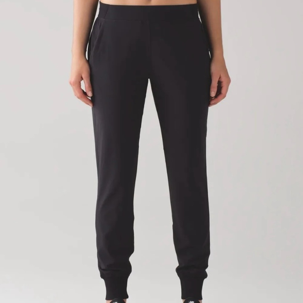 Lululemon black joggers (6)